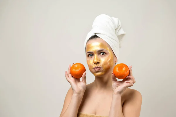 Skönhetsporträtt Kvinna Vit Handduk Huvudet Med Guld Närande Mask Ansiktet — Stockfoto