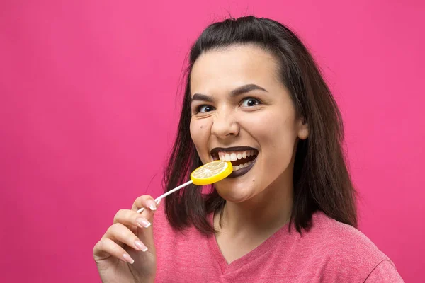 Retrato Linda Doce Mulher Alegre Com Cabelo Castanho Liso Segurando — Fotografia de Stock