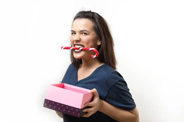 Portrait Une Fille Souriante Heureuse Ouvrant Une Boîte Cadeau Isolée — Photo