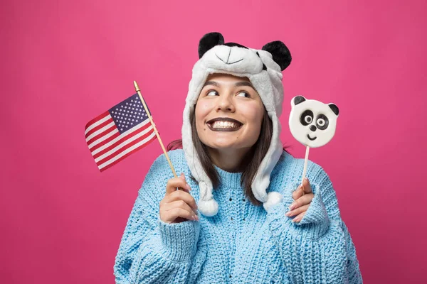 Rolig Ung Flicka Står Med Smaskig Panda Klubba Handen Och — Stockfoto