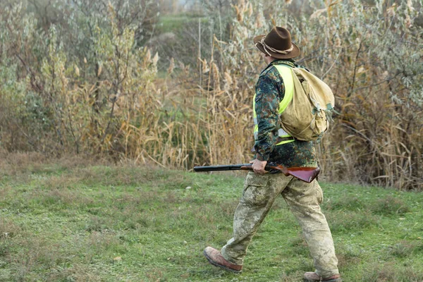사냥하는 가을이 됩니다 속에서 트로피를 사냥꾼 남자가 무기를 견들이 경기를 — 스톡 사진
