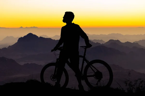 Şort Mayo Modern Bir Karbon Hardtail Bisiklet Üzerinde Bir Hava — Stok fotoğraf