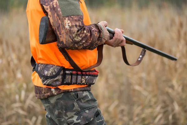 Man Med Pistol Händerna Och Orange Väst Fasanjakt Ett Skogsområde — Stockfoto