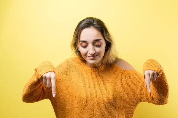 Glückliche Junge Kaukasierin Orangefarbenem Pullover Die Finger Wegzeigt — Stockfoto