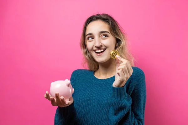 Ragazza Mette Nel Salvadanaio Fisico Bitcoin Young Ragazza Sfondo Rosa — Foto Stock