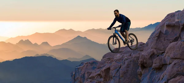 エアサスフォークで現代のカーボンハードテール自転車で短時間でサイクリストとジャージで山の峰を征服 山からの美しい景色 バナーのパノラマビュー — ストック写真