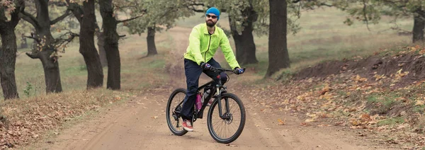 Kille Cyklar Ekskog Grusväg Cyklist Ljusgrön Jacka Modern Mountainbike — Stockfoto