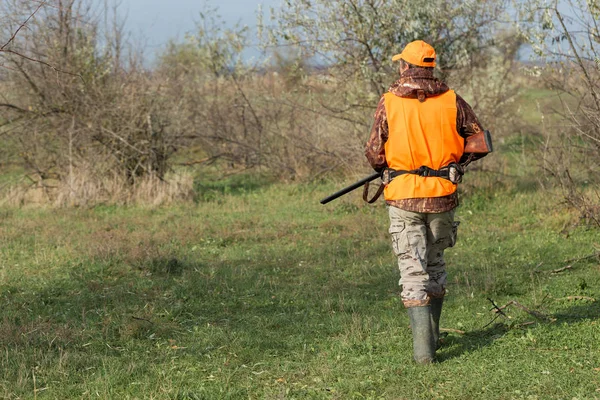 Hombre Con Arma Sus Manos Chaleco Naranja Una Cacería Faisanes —  Fotos de Stock