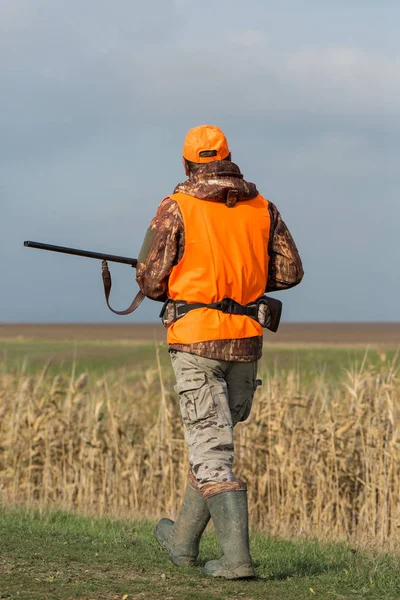 Man Gun His Hands Orange Vest Pheasant Hunt Wooded Area — Stock Photo, Image