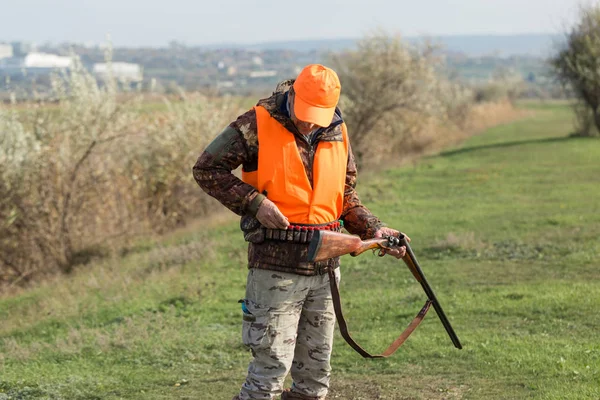 Man Gun His Hands Orange Vest Pheasant Hunt Wooded Area — Stock Photo, Image