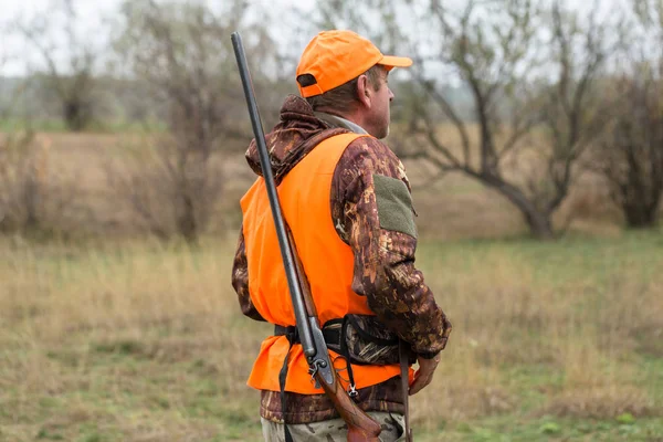 Jagdzeit Herbstsaison Geöffnet Ein Jäger Mit Gewehr Der Hand Jagdkleidung — Stockfoto