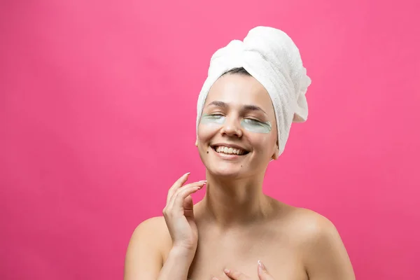 Jong Mooi Meisje Een Witte Handdoek Zijn Hoofd Draagt Collageen — Stockfoto