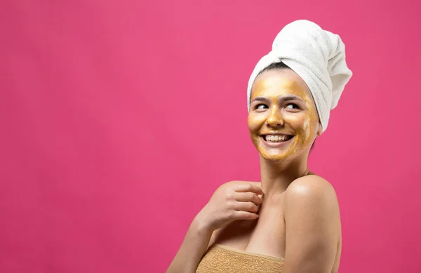 Πορτραίτο Ομορφιάς Γυναίκας Λευκή Πετσέτα Στο Κεφάλι Χρυσή Θρεπτική Μάσκα — Φωτογραφία Αρχείου