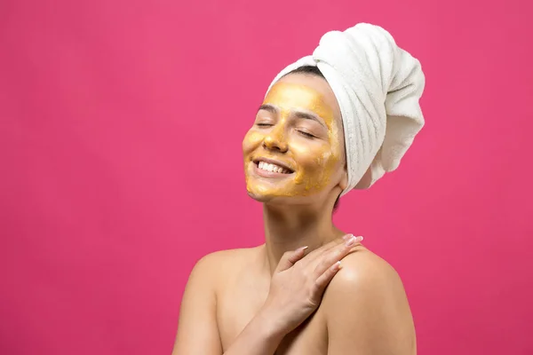 Schoonheidsportret Van Vrouw Witte Handdoek Hoofd Met Gouden Voedende Masker — Stockfoto