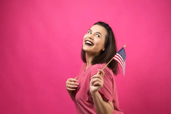 Šťastná Mladá Žena Drží Americkou Vlajku Proti Studio Růžové Pozadí — Stock fotografie