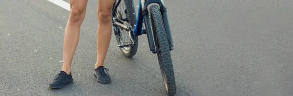Mujer Joven Con Bicicleta Carretera —  Fotos de Stock