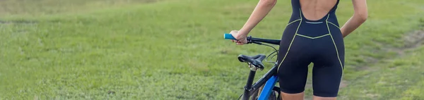 Mulher Cortada Com Bicicleta Prado — Fotografia de Stock