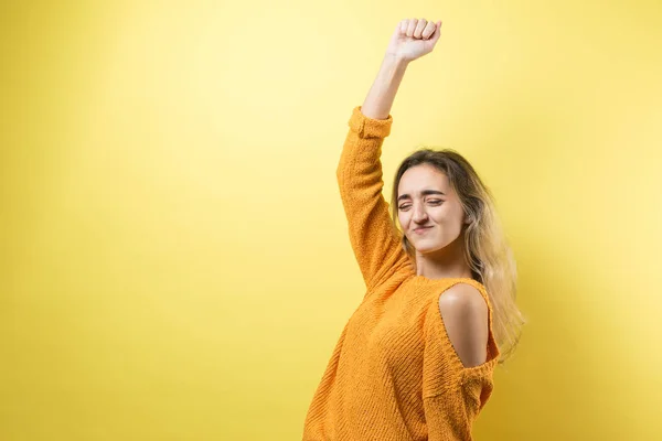 Feliz Jovem Caucasiano Femalein Uma Camisola Laranja Levanta Punho Apertado — Fotografia de Stock