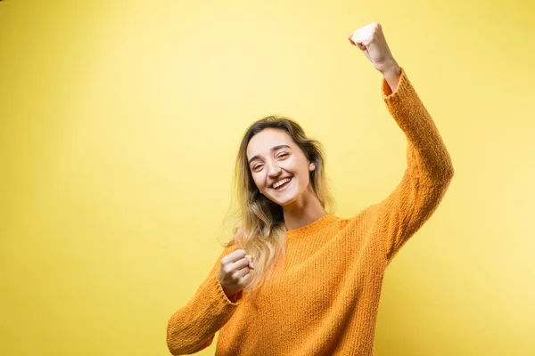 Felice Giovane Donna Caucasica Maglione Arancione Solleva Pugno Serrato Gioia — Foto Stock