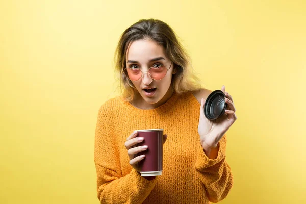 Glamour Frau Brille Orangefarbenem Pullover Mit Einem Getränk Kaffee Auf — Stockfoto