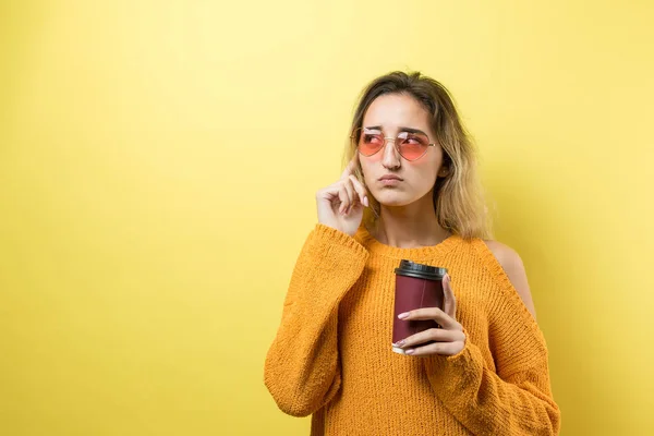 Glamour Frau Brille Orangefarbenem Pullover Mit Einem Getränk Kaffee Auf — Stockfoto