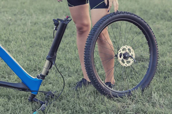 Frau Beim Reparieren Von Fahrrad Freien Beschnitten — Stockfoto