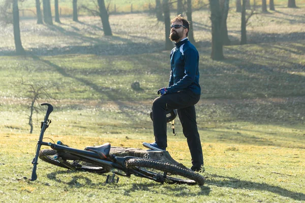 Radfahrer Hose Und Fleece Jacke Auf Einem Modernen Carbon Hardtail — Stockfoto