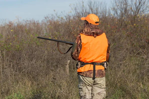 Hombre Con Arma Sus Manos Chaleco Naranja Una Cacería Faisanes — Foto de Stock