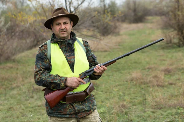 Період Полювання Осінній Сезон Відкритий Мисливець Пістолетом Руках Полюванні Одяг — стокове фото