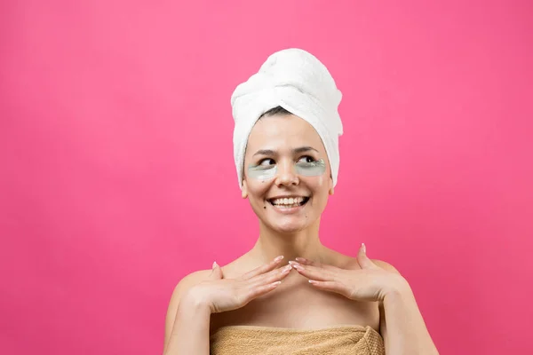 Jeune Belle Fille Dans Une Serviette Blanche Sur Tête Porte — Photo