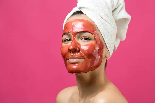 Schoonheidsportret Van Vrouw Witte Handdoek Hoofd Met Gouden Voedende Masker — Stockfoto