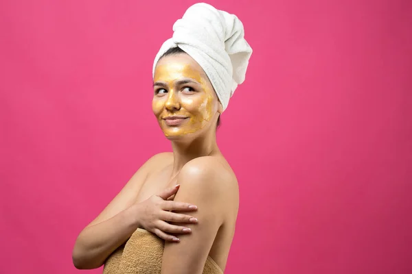 Retrato Beleza Mulher Toalha Branca Cabeça Com Máscara Nutritiva Dourada — Fotografia de Stock