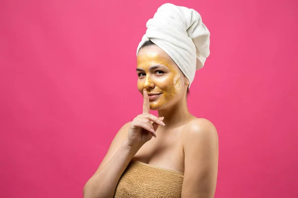 Retrato Beleza Mulher Toalha Branca Cabeça Com Máscara Nutritiva Dourada — Fotografia de Stock