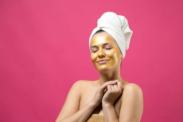 Schoonheidsportret Van Vrouw Witte Handdoek Hoofd Met Gouden Voedende Masker — Stockfoto