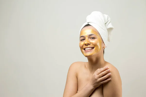 Piękny Portret Kobiety Białym Ręczniku Głowie Złotą Maską Odżywczą Twarzy — Zdjęcie stockowe