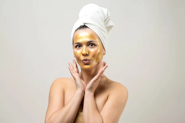 Krásný Portrét Ženy Bílém Ručníku Hlavě Zlatou Vyživující Maskou Obličeji — Stock fotografie