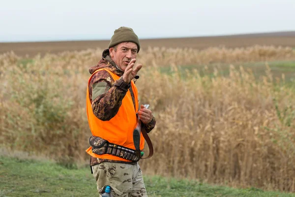 Homme Avec Pistolet Main Gilet Orange Lors Une Chasse Faisan — Photo