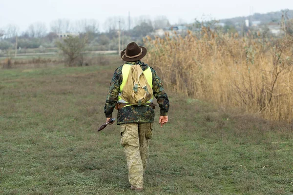 Lovecké Období Podzimní Období Otevřeno Lovec Pistolí Rukou Loveckém Oblečení — Stock fotografie