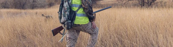 Hombre Con Arma Sus Manos Chaleco Naranja Una Cacería Faisanes —  Fotos de Stock