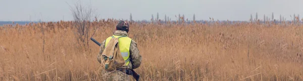 Людина Пістолетом Руках Помаранчевий Жилет Фазанському Полюванні Лісистій Місцевості Хмарну — стокове фото