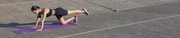 Mladá Štíhlá Atletická Dívka Sportovním Oblečení Hadí Kůží Provádí Sadu — Stock fotografie