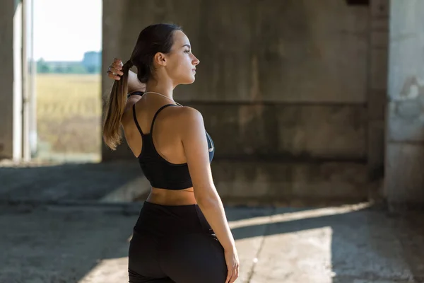 Young Slim Athletic Girl Sportswear Snakeskin Prints Performs Set Exercises — Stock Photo, Image