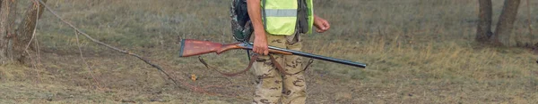 Male Hunter Rifle Outdoors —  Fotos de Stock