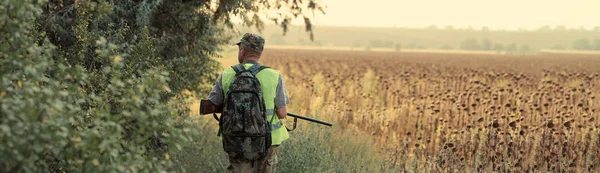 Male Hunter Rifle Outdoors — Stock Photo, Image