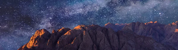 Красиве Зоряне Нічне Небо Над Горами — стокове фото