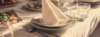 Düğün için tablo ayarı.