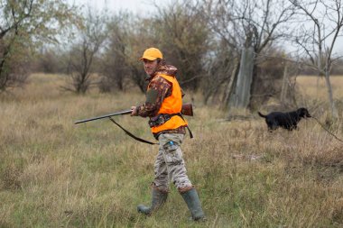 Ormanda tüfekli bir avcı.