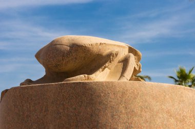 Mısır 'daki Karnak Tapınağı' nın kalıntıları (Teb). Dünyanın en büyük antik tapınak kompleksi. UNESCO Dünya Mirası.