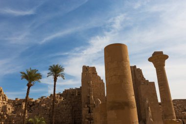 Mısır 'daki Karnak Tapınağı' nın kalıntıları (Teb). Dünyanın en büyük antik tapınak kompleksi. UNESCO Dünya Mirası.
