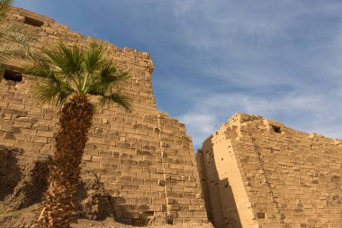 Mısır 'daki Karnak Tapınağı' nın kalıntıları (Teb). Dünyanın en büyük antik tapınak kompleksi. UNESCO Dünya Mirası.